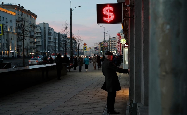 
ЦБ сообщил, что россияне продавали валюту во время ослабления рубля